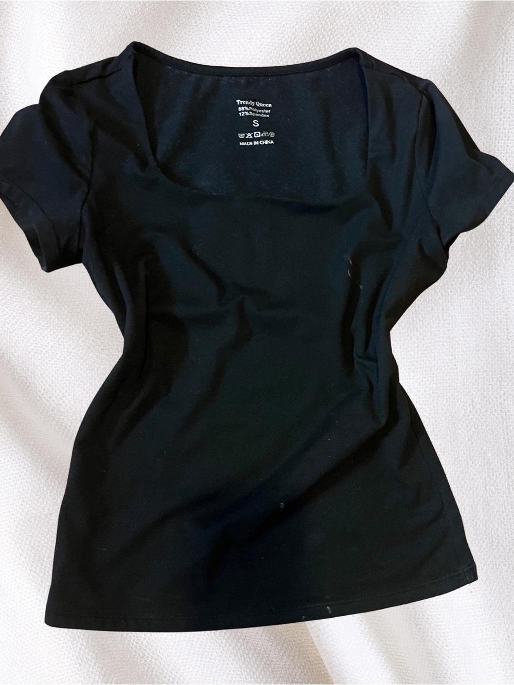 Trendy Queen Women's Black Scoop Neck Short Sleeve Tee